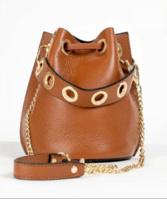 Leather bucket bag in 8 colors. With short handle with gold eyelets + long chain handle with leather. Available in 7 colors.