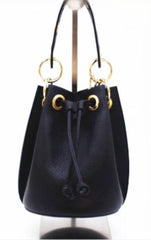Bolso bombonera de piel en 8 colores. Con asa corta con ollaos dorados + asa larga de cadena con piel. Disponible en 7 colores.