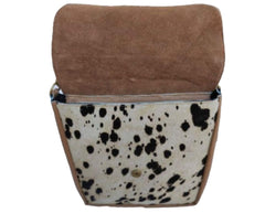 Bolso de piel de potro con solapa azul turquesa. Rodeado de piedras naturales turquesas blancas