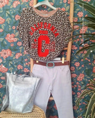 Camiseta CALIFORNIA en animal print. Con estampado rojo. Talla única amplia (da desde la talla 34 hasta la 42). CALIDAD PREMIUM. Disponible también el total look de la última foto