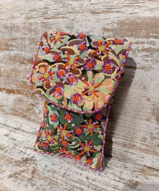 Bolso para móvil Mod. Artesano. Color en verde CAQUI. Decorado con lentejuelas y canutillos.