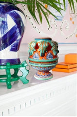 Jarrón de cerámica italiana de la Toscana. En tonos naranja, verde aguamarina y azul. Hecho y pintado a mano. Es una pieza rara