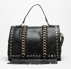 Bolso negro decorado con cadenas doradas y flecos