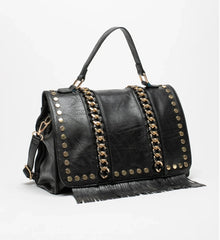 Bolso negro decorado con cadenas doradas y flecos
