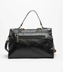 Bolso negro decorado con cadenas doradas y flecos