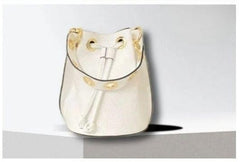 Bolso bombonera de piel en 8 colores. Con asa corta con ollaos dorados + asa larga de cadena con piel. Disponible en 7 colores.