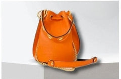 Bolso bombonera de piel en 8 colores. Con asa corta con ollaos dorados + asa larga de cadena con piel. Disponible en 7 colores.