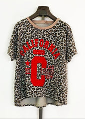 Camiseta CALIFORNIA en animal print. Con estampado rojo. Talla única amplia (da desde la talla 34 hasta la 42). CALIDAD PREMIUM. Disponible también el total look de la última foto