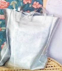 Camiseta CALIFORNIA en animal print. Con estampado rojo. Talla única amplia (da desde la talla 34 hasta la 42). CALIDAD PREMIUM. Disponible también el total look de la última foto