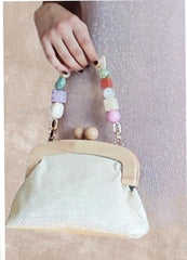 CLUTCH MENORCA. Bolso vegetal con tono ligeramente dorado y asas de madera. Lleva cadenita larga que puede sustituirse por otras decorativas.