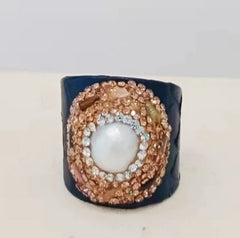 Pulsera Mod. Lux . Forrado de piel de Pitón azul marino con toques plateados. con adaptación del grado de apertura. Con brillantitos