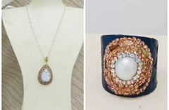 Pulsera Mod. Lux . Forrado de piel de Pitón azul marino con toques plateados. con adaptación del grado de apertura. Con brillantitos