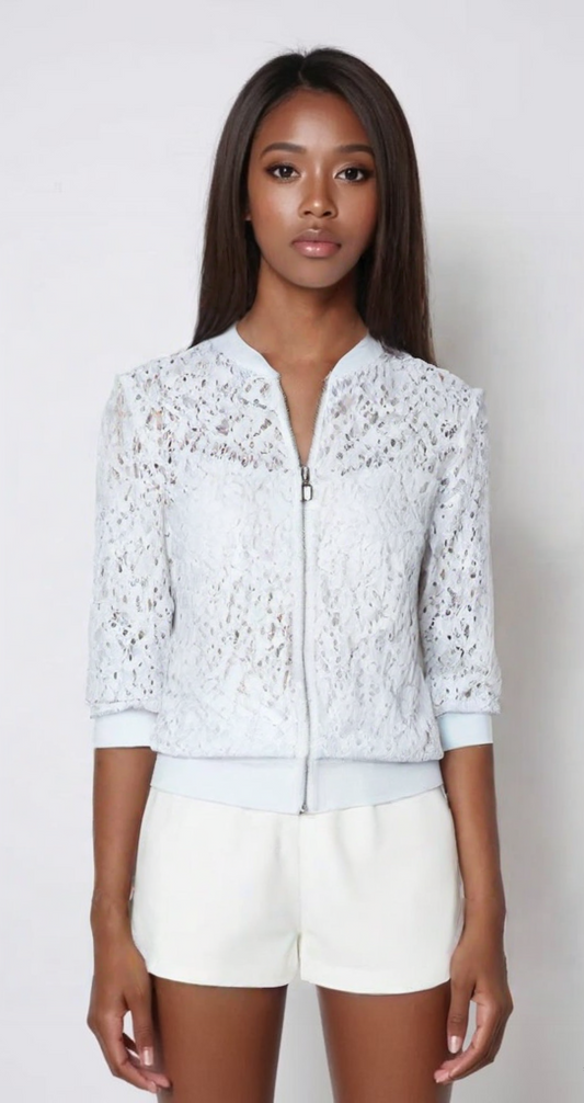 Bomber Mod. ENCAJE Blanco. Decorada con alguna lentejuela esparcida por la prenda. Talla única: Da desde la Talla 34 hasta la 42 - 44. Calidad PREMIUM