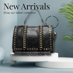 Bolso negro decorado con cadenas doradas y flecos