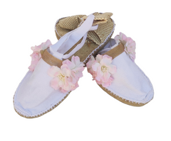 COMUNION espadrilles. White color: S made of esparto grass with a low wedge (3 cm). They tie to the ankle. Handmade in Spain, 100% artisans.
