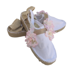 COMUNION espadrilles. White color: S made of esparto grass with a low wedge (3 cm). They tie to the ankle. Handmade in Spain, 100% artisans.
