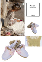 COMUNION espadrilles. White color: S made of esparto grass with a low wedge (3 cm). They tie to the ankle. Handmade in Spain, 100% artisans.