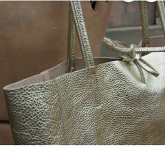 Tote bag de piel, tamaño grande. Disponible en color oro, plata o cobre.