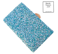 Bolso de fiesta fiesta. Clutch de color azul turquesa con suaves piedras y brillantes. Bolso geoda