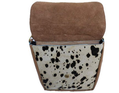 Look coordinado de Bolso bandolera en piel de potro y sandalias planas en piel genuina