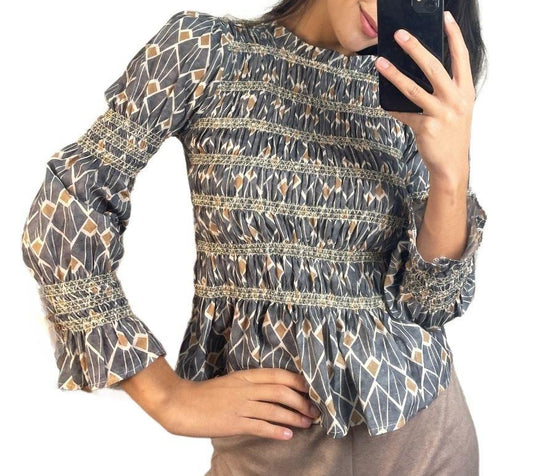 Gray cotton printed blouse with golden honeycomb gathers. One size (up to 38)