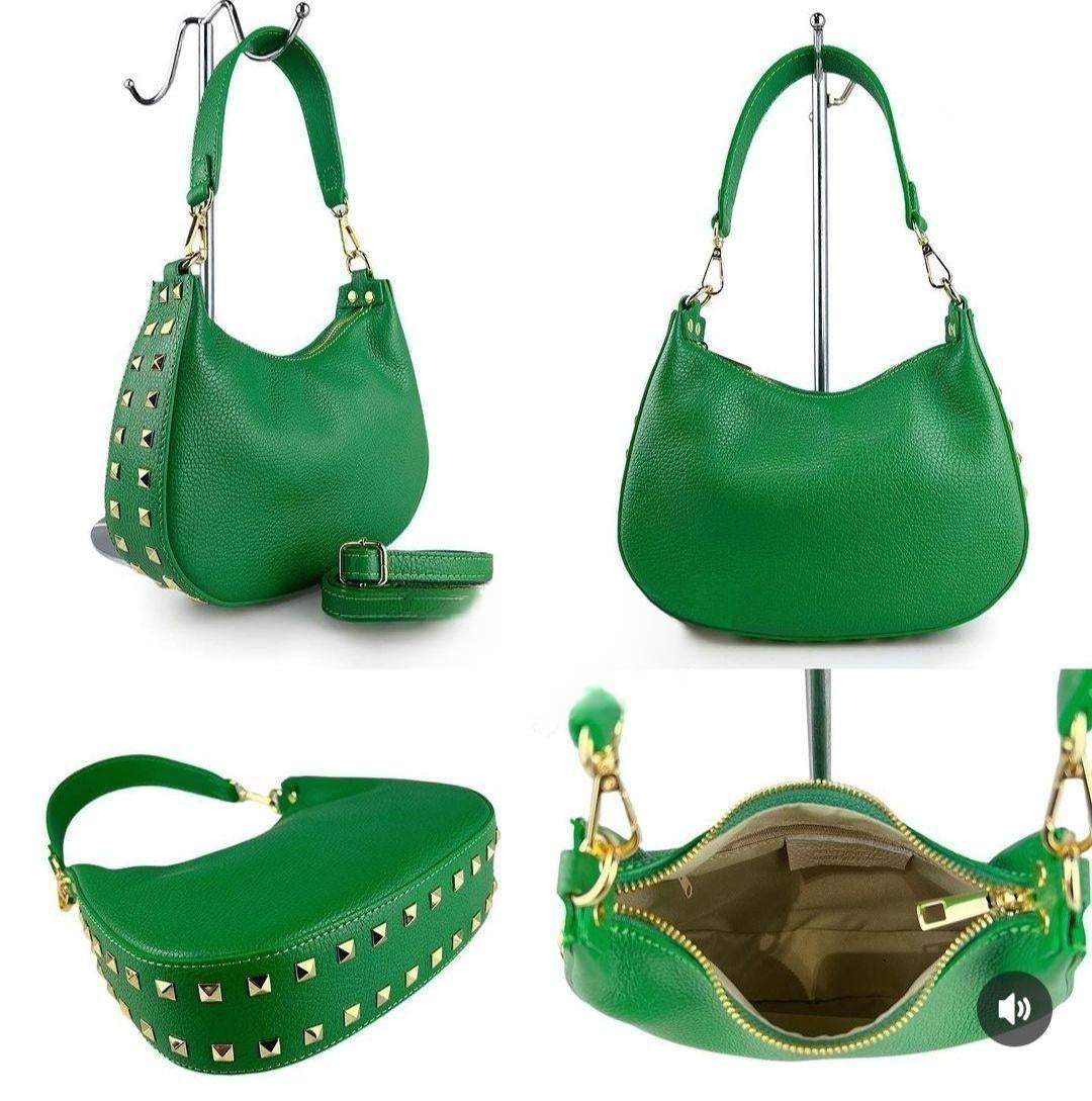 Bolso de piel con tachas doradas.