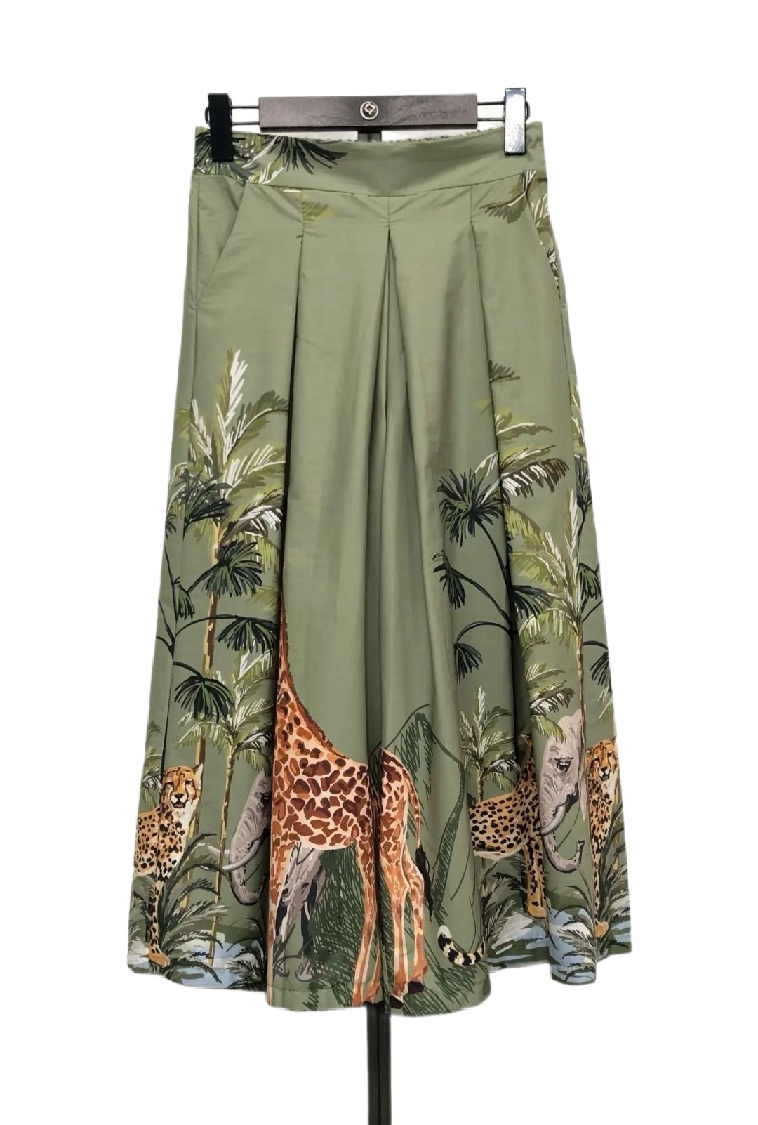 Falda-pantalon con estampado tropical. Colores: Negro, verde caqui, o blanco. Talla ÚNICA: da desde la 34 hasta la 40.