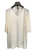 Camiseta MODELO BARCELONA: Punto frío BEIGE. Escote en pico. Talla Única: da desde la 34 hasta la 42. Disponible sólo 1 unidad.