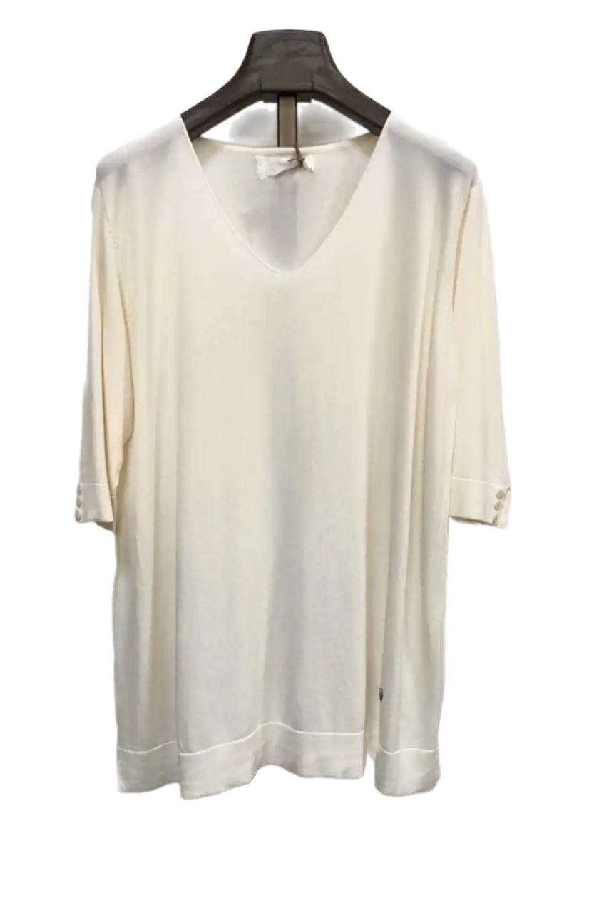 Camiseta MODELO BARCELONA: Punto frío BEIGE. Escote en pico. Talla Única: da desde la 34 hasta la 42. Disponible sólo 1 unidad.
