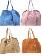 Bolso shopper de ante con remaches en dorado.
