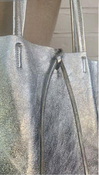 Bolso Tote bag de piel en plateado. GENUINE soft LEATHER. Silver Soft Leather Tote, Silver Shopper, Shoulder Bag Silver, Work Handbag Silver