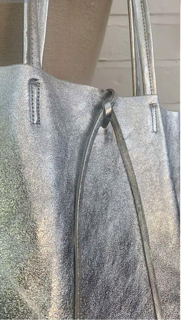 Bolso Tote bag de piel en plateado. GENUINE soft LEATHER. Silver Soft Leather Tote, Silver Shopper, Shoulder Bag Silver, Work Handbag Silver