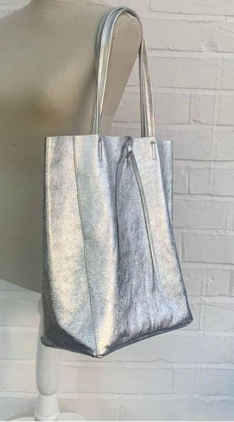 Bolso Tote bag de piel en plateado. GENUINE soft LEATHER. Silver Soft Leather Tote, Silver Shopper, Shoulder Bag Silver, Work Handbag Silver