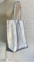 Bolso Tote bag de piel en plateado. GENUINE soft LEATHER. Silver Soft Leather Tote, Silver Shopper, Shoulder Bag Silver, Work Handbag Silver