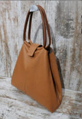 Bolso de piel en color Camel. Tiene una tara muy pequeña e inapreciable, por eso su menor precio GENUINE LEATHER. Bag in caramel color
