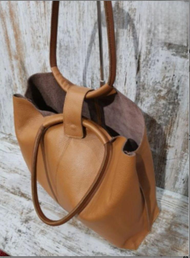 Bolso de piel en color Camel. Tiene una tara muy pequeña e inapreciable, por eso su menor precio GENUINE LEATHER. Bag in caramel color