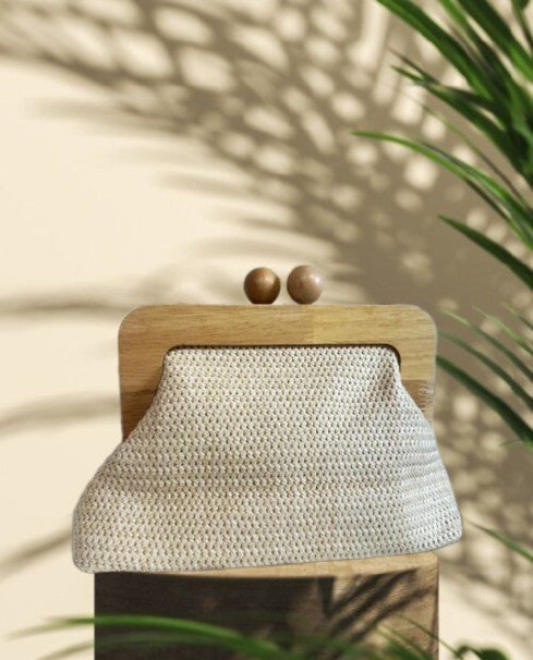 CLUTCH MENORCA. Bolso vegetal con tono ligeramente dorado y asas de madera. Lleva cadenita larga que puede sustituirse por otras decorativas.