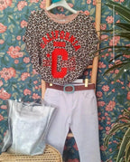 Camiseta CALIFORNIA en animal print. Con estampado rojo. Talla única amplia (da desde la talla 34 hasta la 42). CALIDAD PREMIUM. Disponible también el total look de la última foto