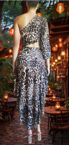 VESTIDO animal print cut out. Vestido largo, con la parte de atrás más larga. Talla única. Da hasta la 38-40