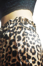 Pantalón Mod. BASIC. CALIDAD PREMIUM. Pantalón de SATÉN en Animal Print con bolsillos