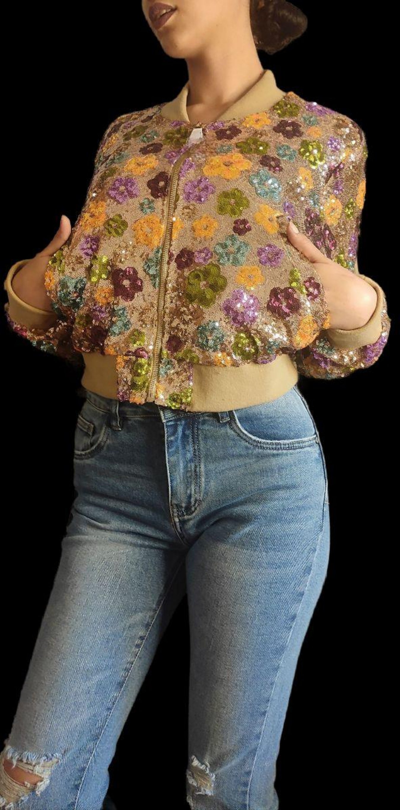 Bomber Mod. MARGARET. Un lujo de chaqueta repleta de elegantes margaritas de lentejuelas.Talla única: Da desde la Talla 36 hasta la 40 - 42. Calidad PREMIUM