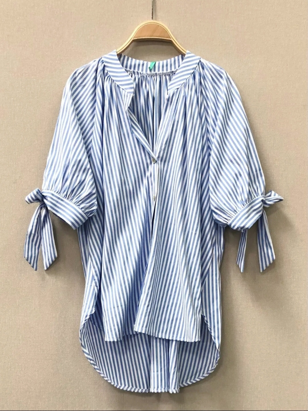 Blusa de Rayas Azul y Blanco con Mangas Anudadas