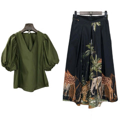 Trouser skirt with tropical print. Colors: Black, khaki green, and white LILAC or LIGHT BLUE. ONE size: fits from 34 to 40. Coordinated blouse available (only 1 unit)