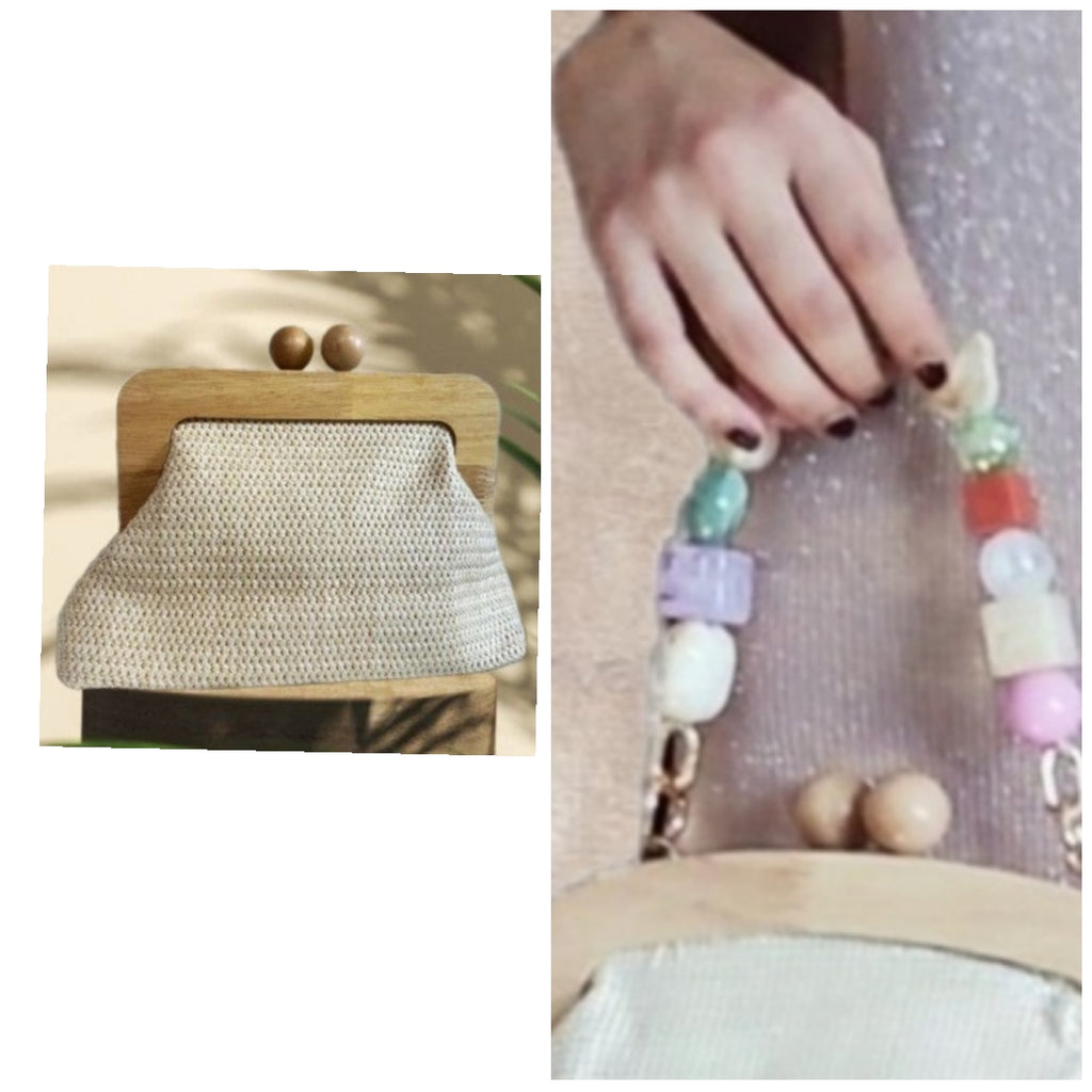 CLUTCH MENORCA. Bolso vegetal con tono ligeramente dorado y asas de madera. Lleva cadenita larga que puede sustituirse por otras decorativas.