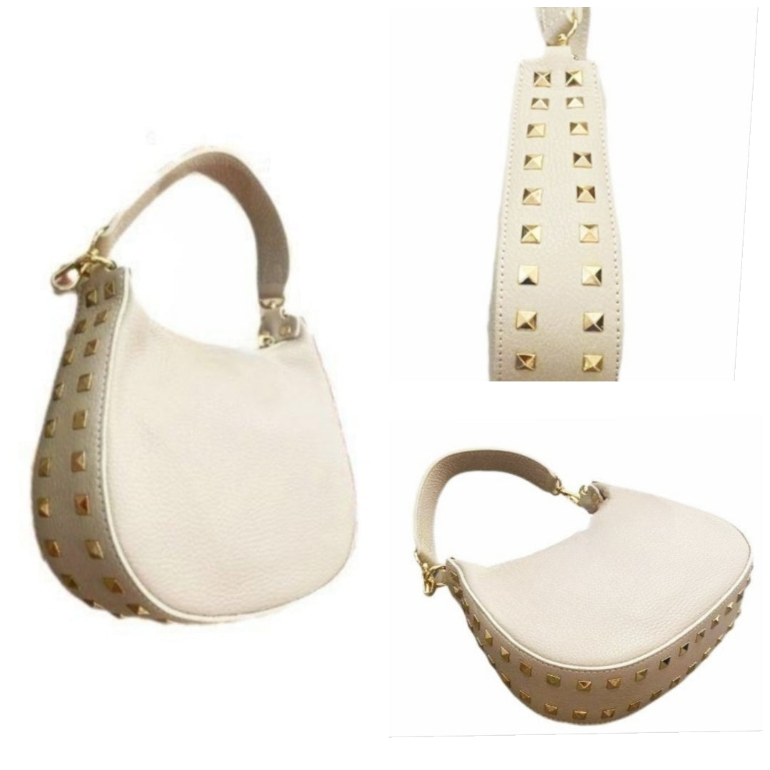 Bolso de piel con tachas doradas.