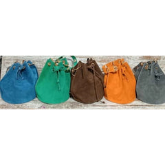 Bolso Bombonera de piel de ante con asa de ollaos + cadena dorada. Varios colores disponibles