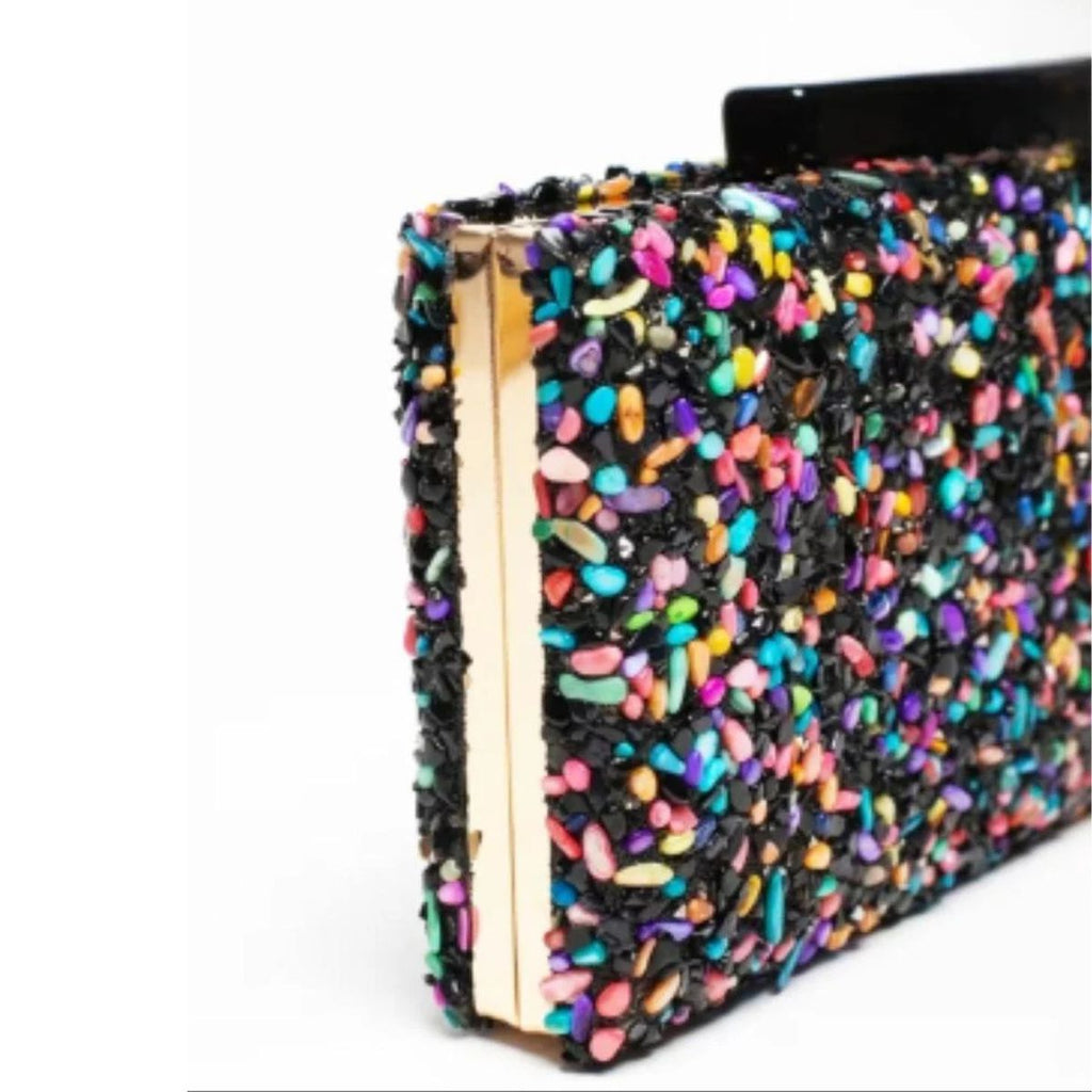 Bolso fiesta. Clutch de color NEGRO con piedritas de colores. Clutch NEGRO