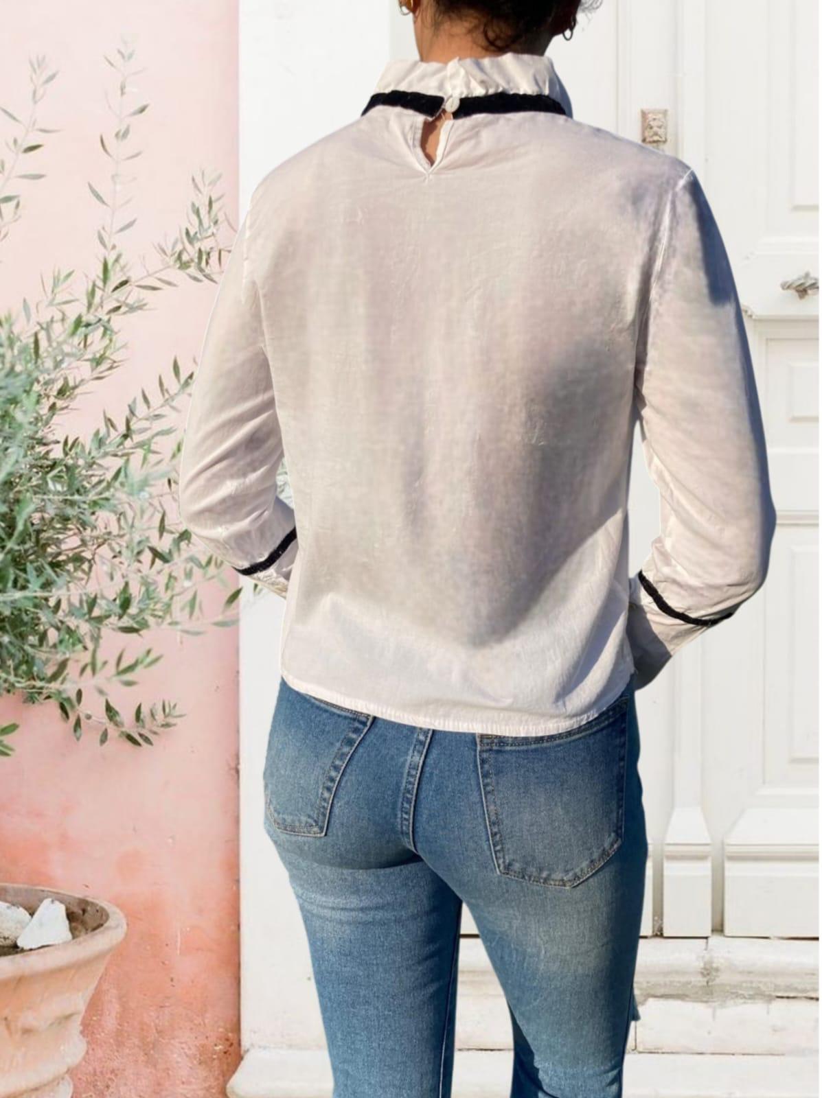 Blusa Blanca Clásica con Cuello Alto Fruncido