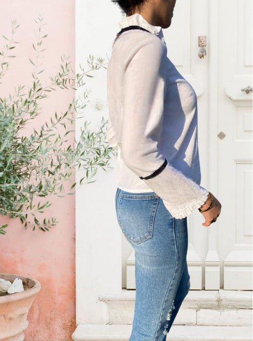 Blusa Blanca Clásica con Cuello Alto Fruncido