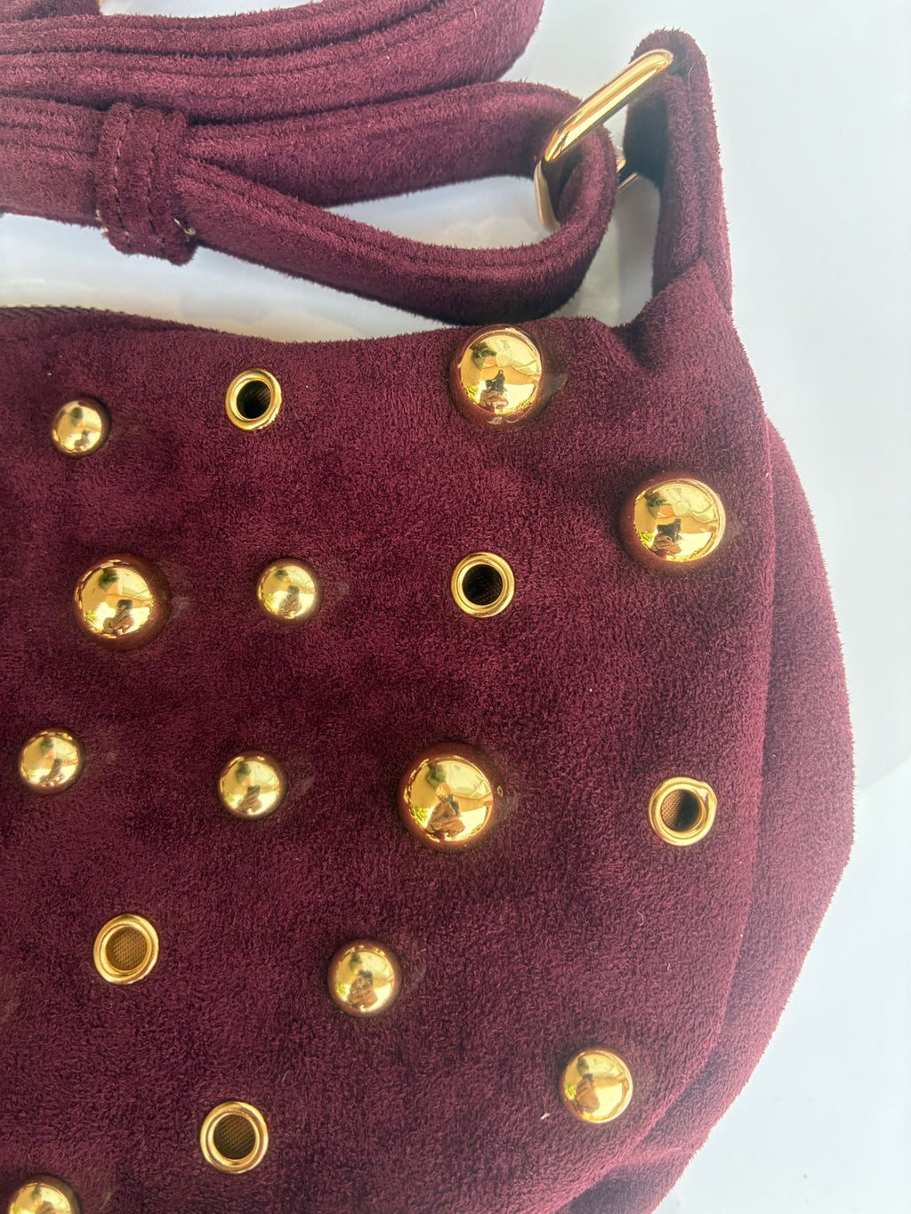 Novedad: BOLSO de ANTE con Tachas. Color GRANATE con tachas doradas. Bols